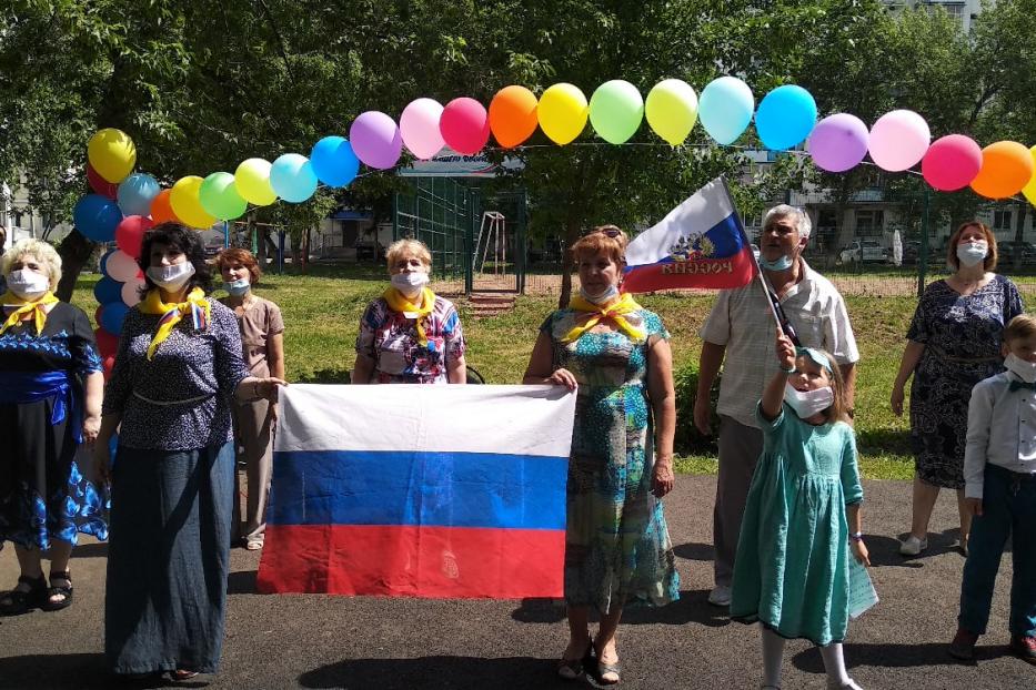 В Калининском районе прошла акция "Поем двором"