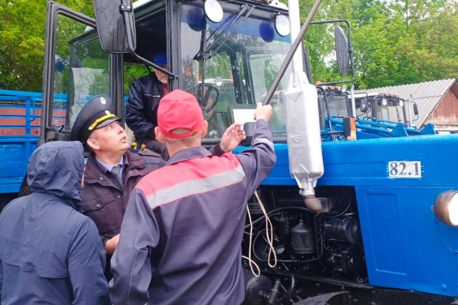 В Калининском районе проходит смотр техники УЖХ