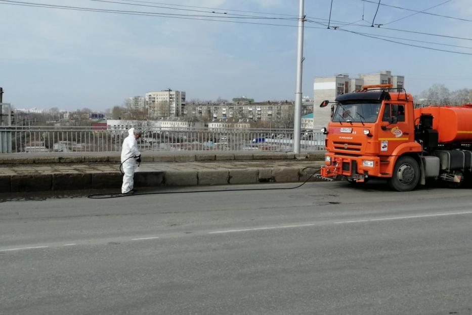 Жилищно-коммунальные службы Калининского района продолжают свою работу по уборке улиц и дворов