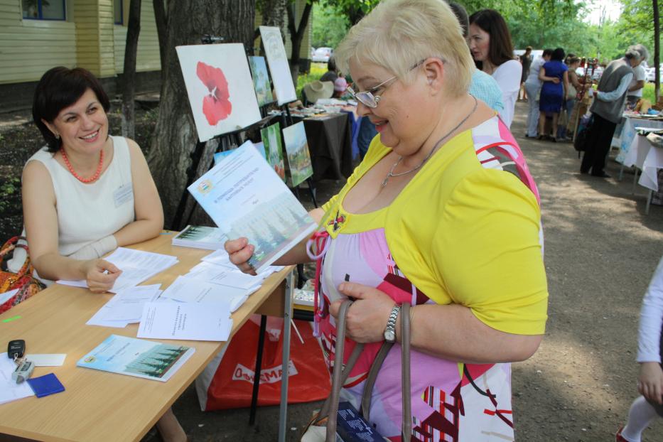 В парках города прошли консультации по защите прав потребителей