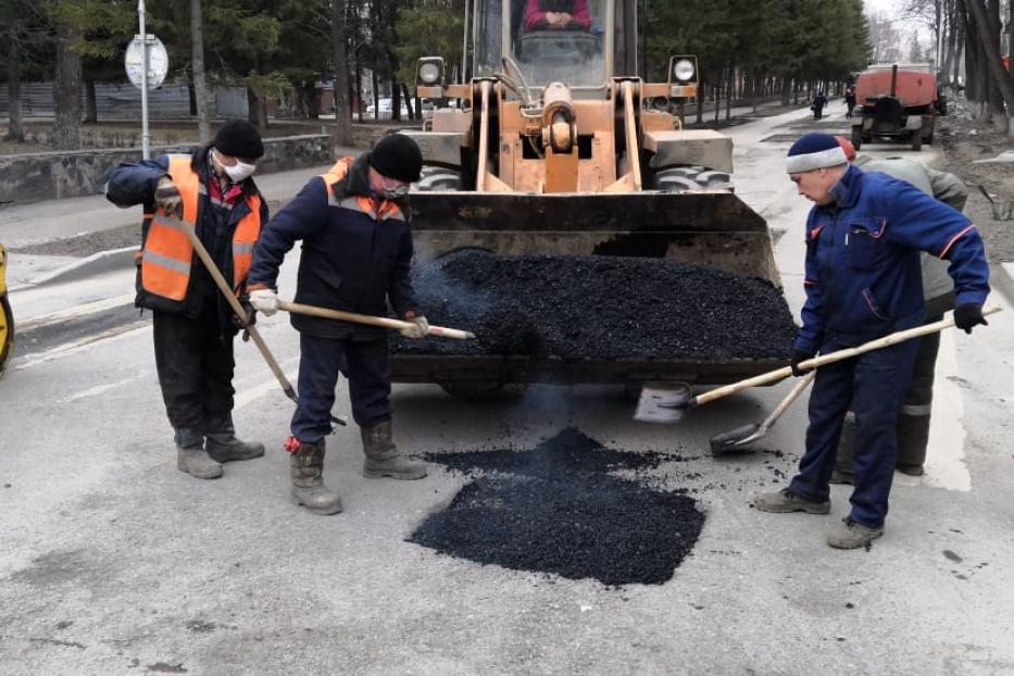 В Калининском районе продолжается ямочный ремонт дорог