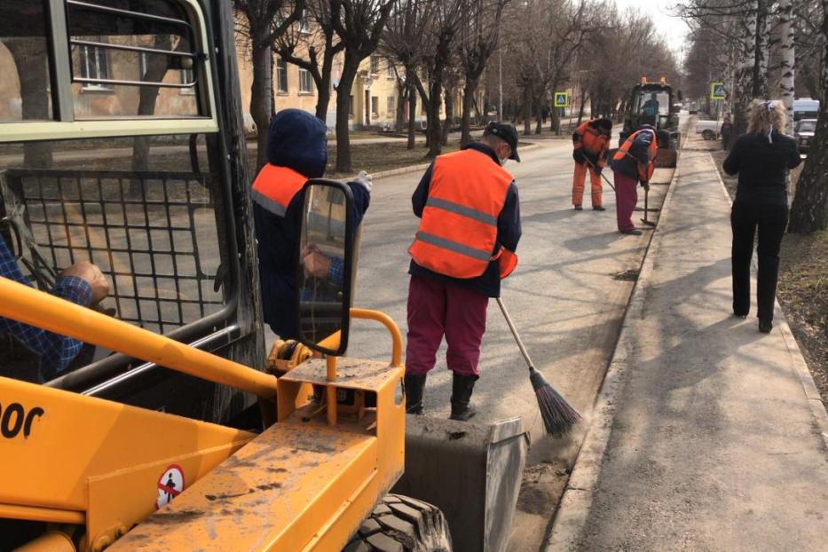 Жилищно-коммунальные службы нашего района продолжают сою работу по уборке улиц и дворов в весеннем режиме