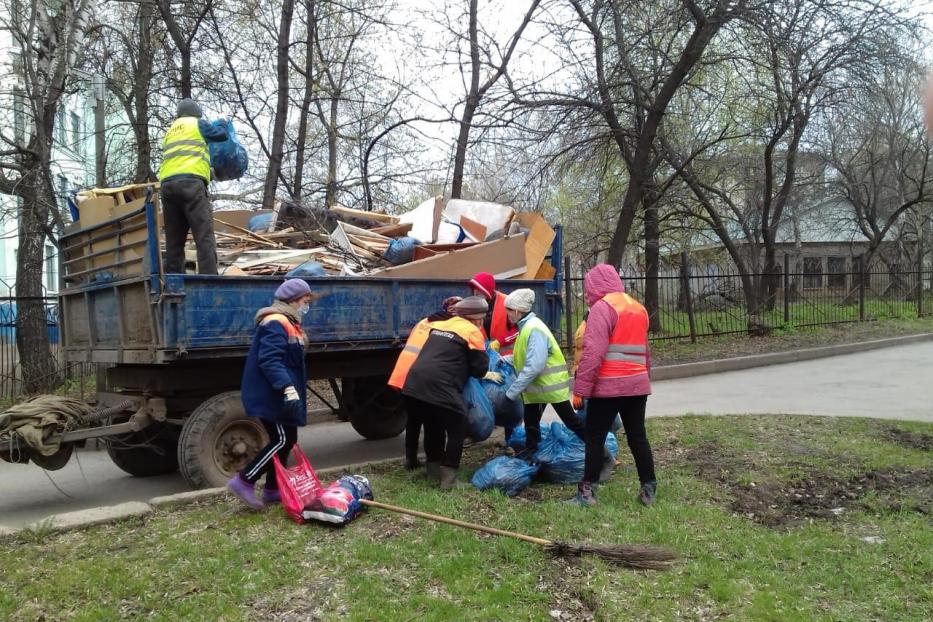 В Калининском районе проходит субботник 